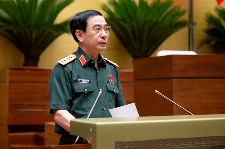 Đại tướng Phan Văn Giang, Bộ trưởng Bộ Quốc phòng trình bày Tờ trình tóm tắt nội dung cơ bản dự án Luật Tham gia lực lượng gìn giữ hòa bình của Liên hợp quốc. (Ảnh: quochoi.vn)