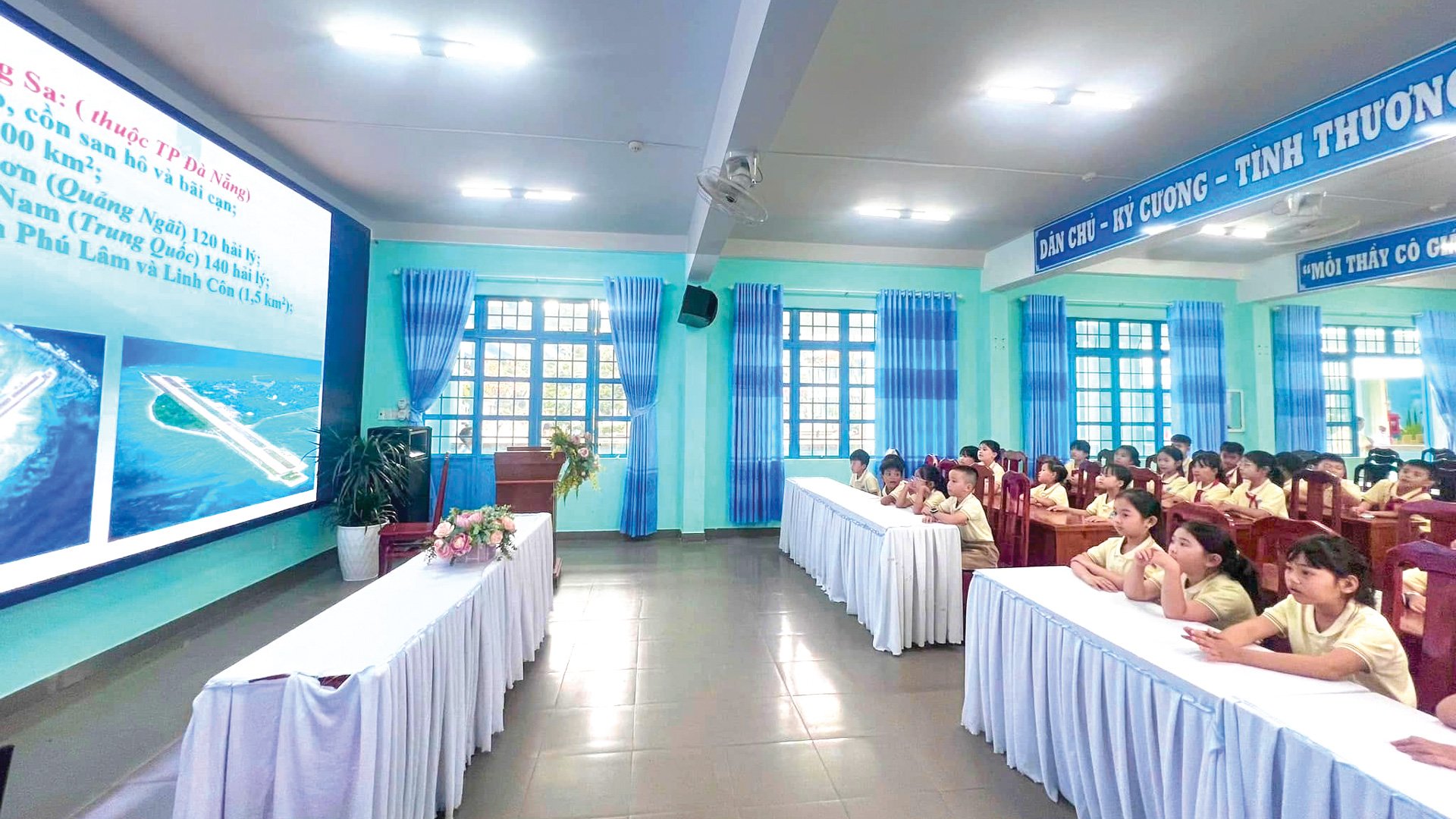 សិស្សានុសិស្សស្រុក Don Duong បានចូលរួមវគ្គឃោសនាស្តីពីអធិបតេយ្យភាពលើសមុទ្រ កោះ និងព្រំដែន ដែលរៀបចំដោយសហភាពយុវជនស្រុក។