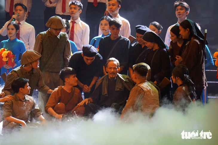 Cee Jay và Charlie Winston hát ‘Bài ca Hồ Chí Minh’ mừng sinh nhật Bác - Ảnh 7.