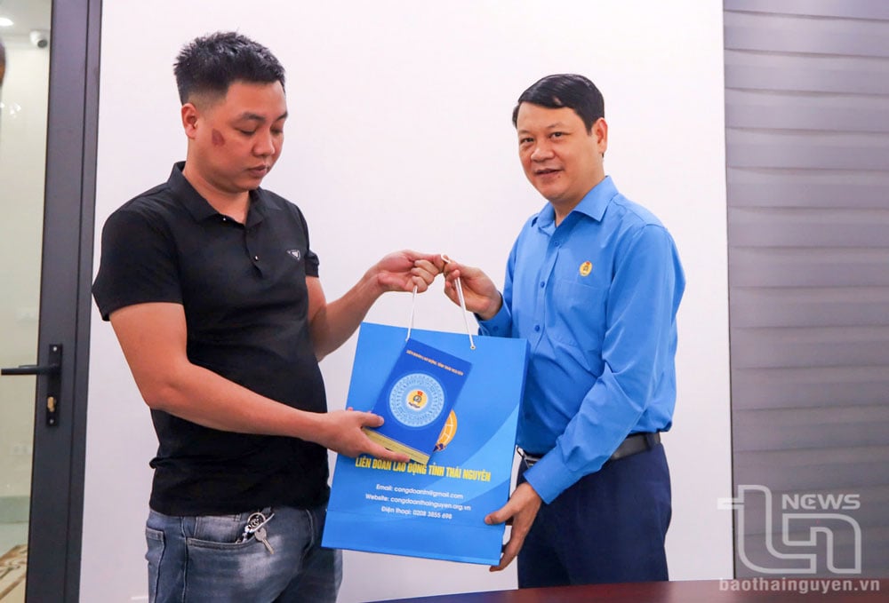 Lãnh đạo Liên đoàn Lao động tỉnh tặng quà thăm hỏi công nhân ở TP. Sông Công