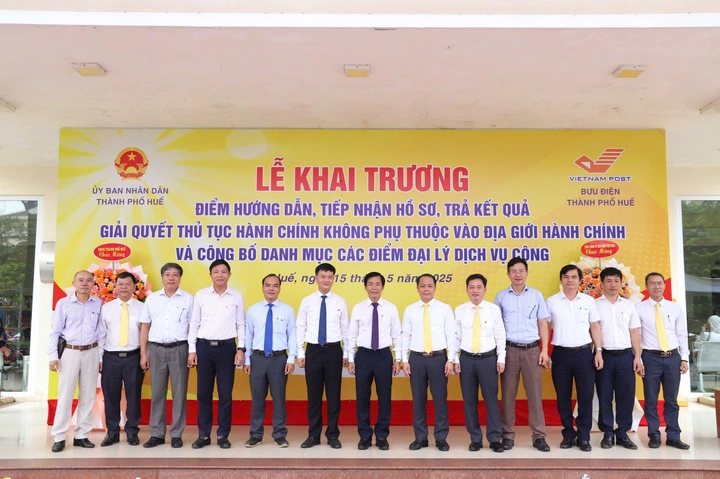 Thành phố Huế khai trương 9 điểm hướng dẫn, tiếp nhận hồ sơ, trả kết quả giải quyết thủ tục hành chính - Ảnh 4.