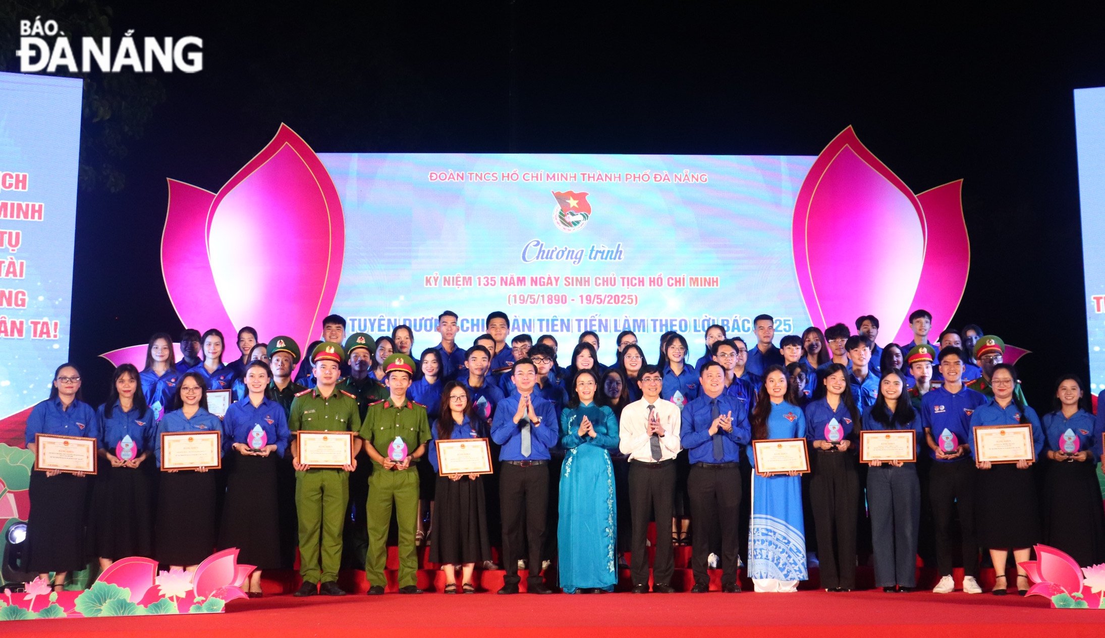 Chủ tịch Ủy ban MTTQ Việt Nam thành phố Lê Văn Trung (thứ 9, bên trái sang) tuyên dương các tập thể có thành tích xuất sắc trong thực hiện Chỉ thị số 05-CT/TW. Ảnh: KHÁNH NGÂN