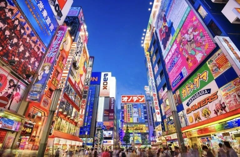 Tokyo tiếp tục giữ vững vị thế là một trong những thành phố đáng sống nhất hành tinh, giành vị trí thứ tư. Thủ đô của Nhật Bản đang thực hiện sứ mệnh định nghĩa lại trải nghiệm đô thị, đầu tư lớn vào không gian công cộng, văn hóa và du lịch