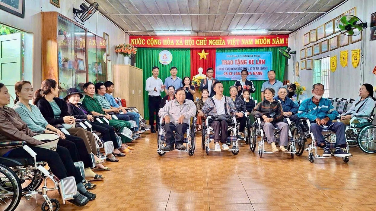 Lãnh đạo Trung tâm y tế trao xe lăn cho người khuyết tật