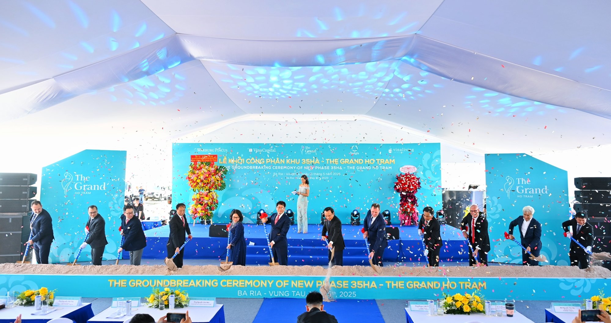 Các đại biểu thực hiện nghi thức khởi công.