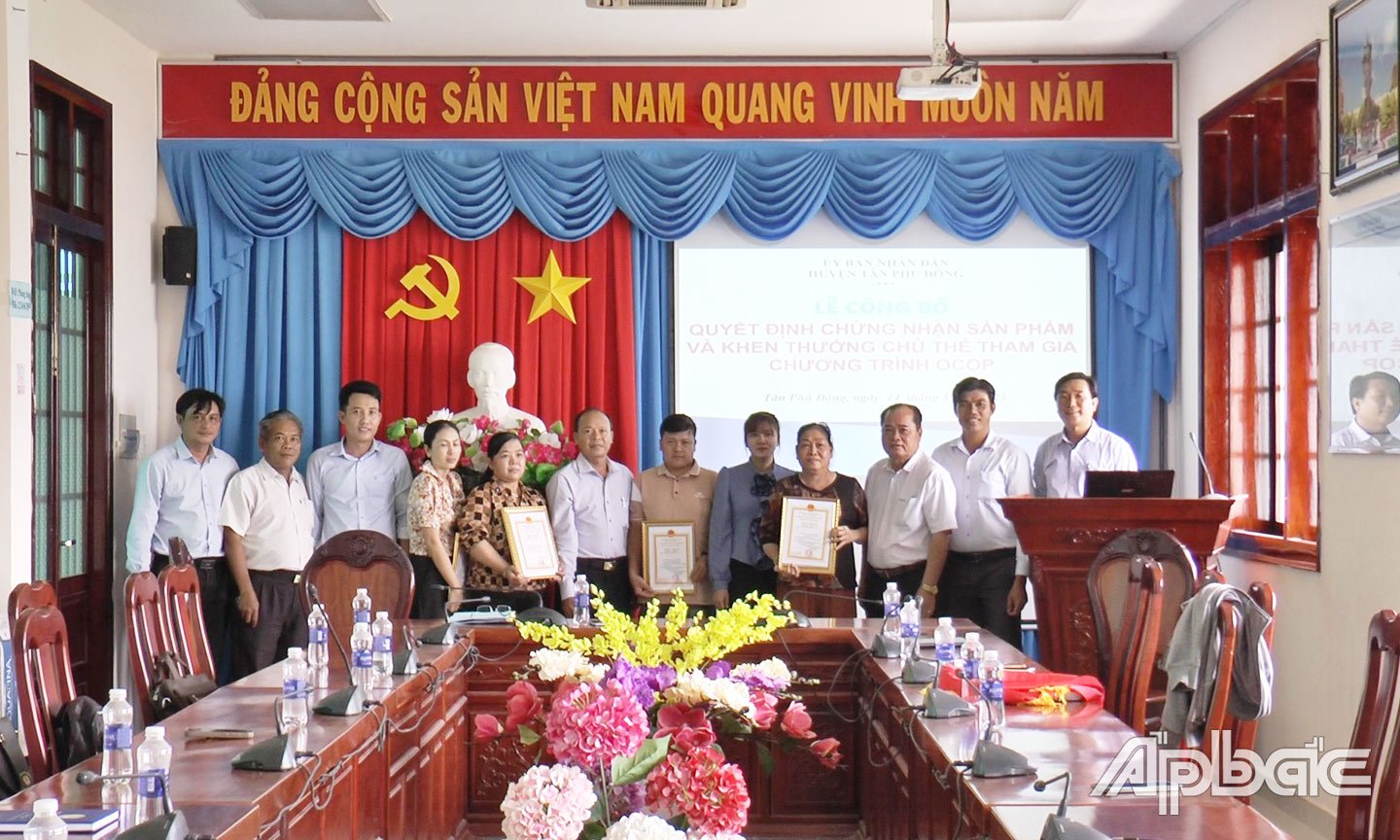 Ông Lê Thanh Đằng - PCT UBND huyện trao giấy khen và chứng nhận cho các chủ thể tham gia OCOP