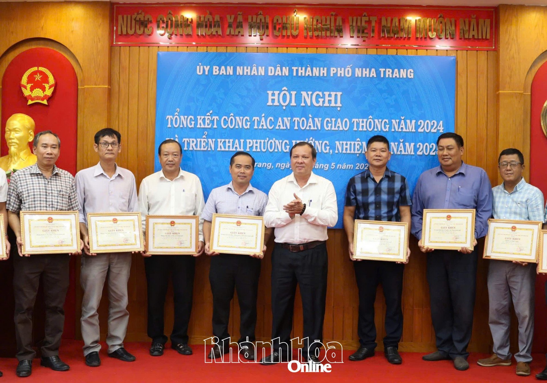 Lãnh đạo TP. Nha Trang tặng giấy khen cho các tập thể