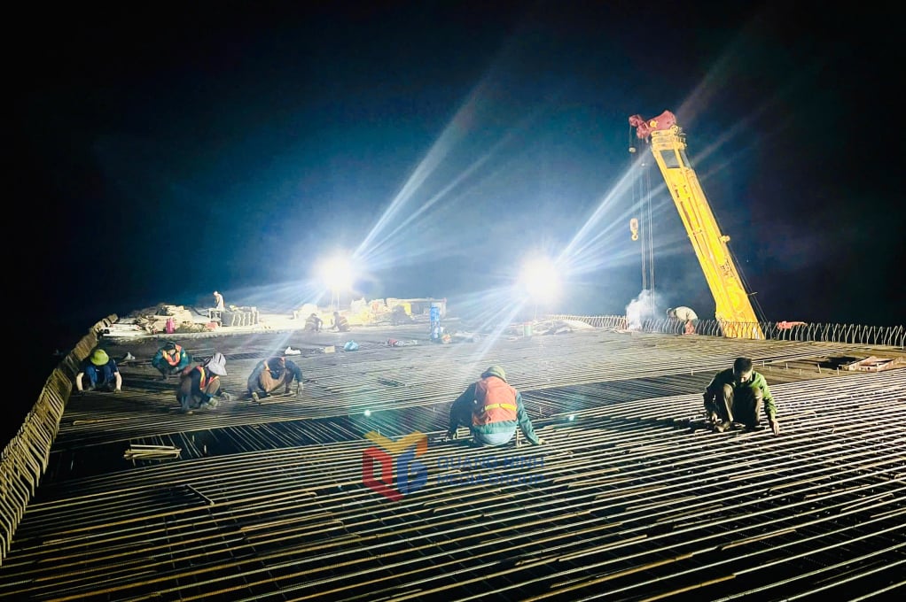 Nhà thầu thi công trong đêm dự án tuyến đường kết nối từ QL4B đến QL18 trên địa bàn huyện Tiên Yên. Ảnh: Mạnh Trường