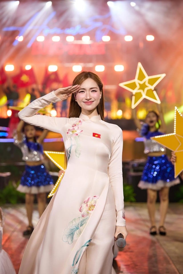 Hòa Minzy hát trong chương trình 'Người là Hồ Chí Minh'

- Ảnh 1.