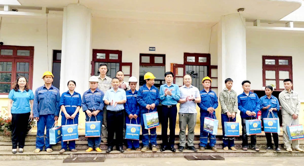 Lãnh đạo LĐLĐ tỉnh tặng quà cho các công nhân có hoàn cảnh khó khăn. Ảnh: CTV
