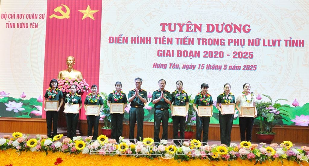   សមូហភាព និងបុគ្គលត្រូវបានប្រគល់ប័ណ្ណសរសើរដោយបញ្ជាការដ្ឋានកងរាជអាវុធហត្ថខេត្តក្នុងសន្និសីទ។ 