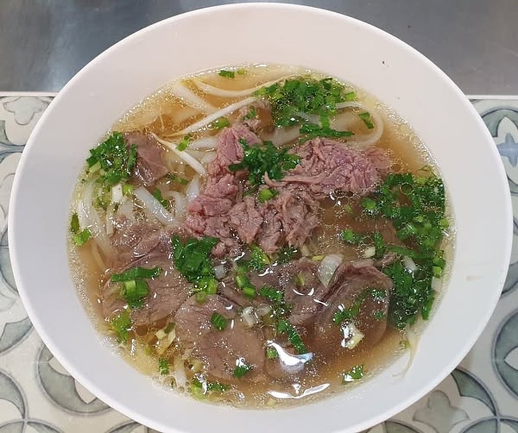 Ăn phở bò ở sân bay Thái Lan, khách Việt bất ngờ vì rẻ hơn ở Nội Bài 4 lần - 1