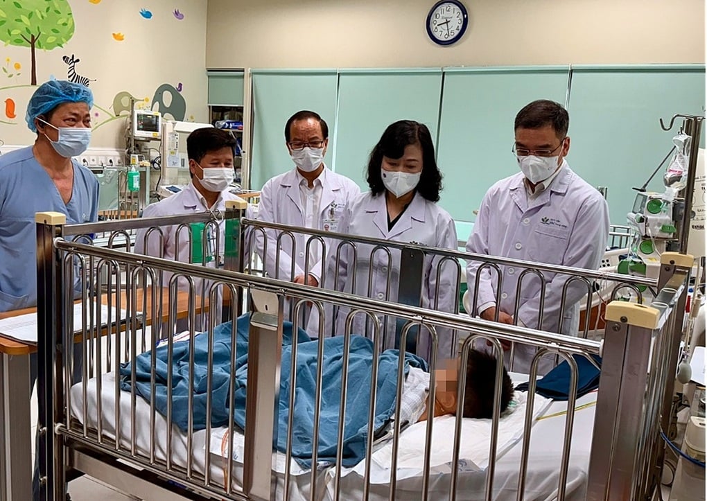 Bé trai trong vụ nộp đủ tiền mới cấp cứu được ra viện - 1