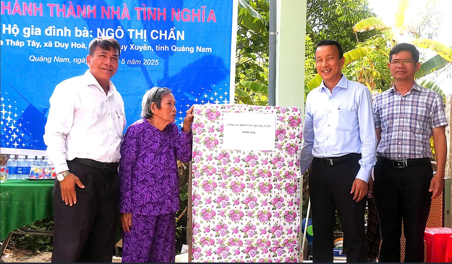 Ông Lưu Đức Lợi – Giám đốc PC Quảng Nam (thứ hai, bên phải sang) tặng quà của cán bộ, công nhân viên công ty giúp bà Ngô Thị Chẩn có thêm điều kiện sinh hoạt thuận lợi. Ảnh: VIỆT HẢO