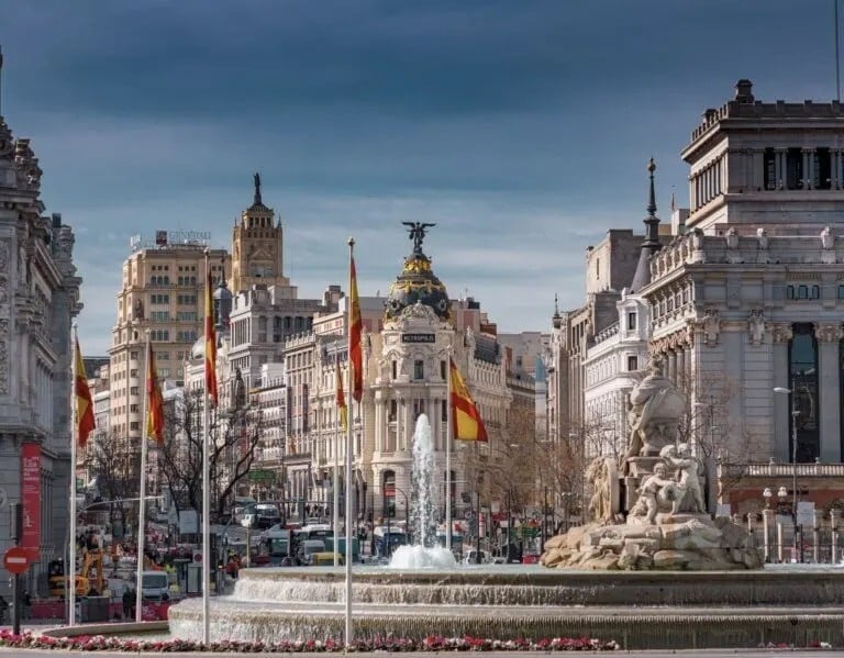Trái tim năng động của Tây Ban Nha, Madrid, giành vị trí thứ bảy, với điểm nổi bật là cam kết hướng đến một tương lai xanh hơn, sôi động hơn. Thành phố này đang dốc toàn lực vào tính bền vững, như biến một sân golf cũ thành Công viên Santander mới tuyệt đẹp và trồng một mạng lưới rừng đô thị. Madrid cũng đang thực hiện dự án tái thiết đô thị lớn nhất châu Âu, Madrid Nuevo Norte, được thiết lập để định hình lại hoàn toàn khu vực phía bắc của thành phố