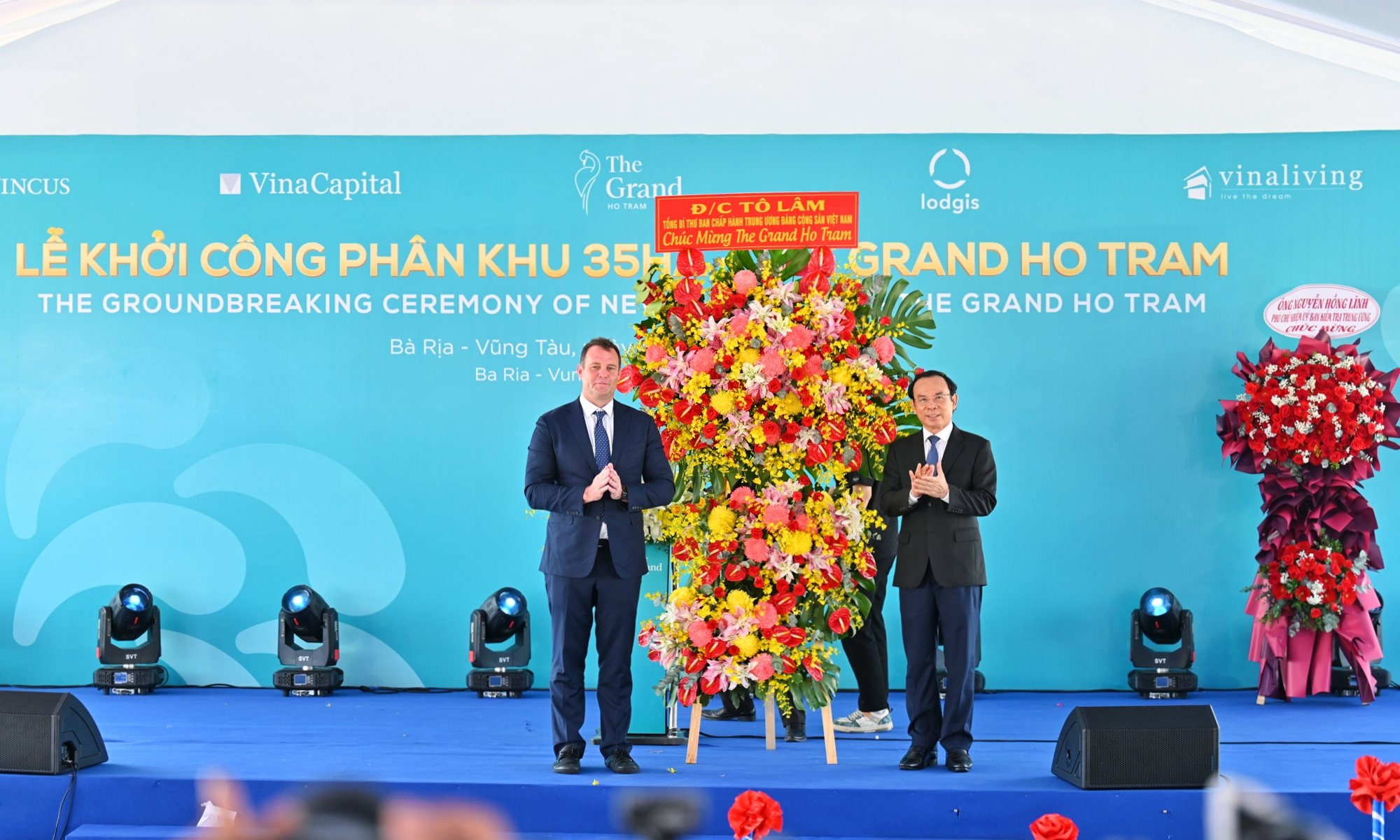 Ông Nguyễn Văn Nên, Ủy viên Bộ Chính trị, Bí thư Thành ủy TP.Hồ Chí Minh trao lãng hoa của Tổng Bí thư Tô Lâm chúc mừng lễ khởi công.