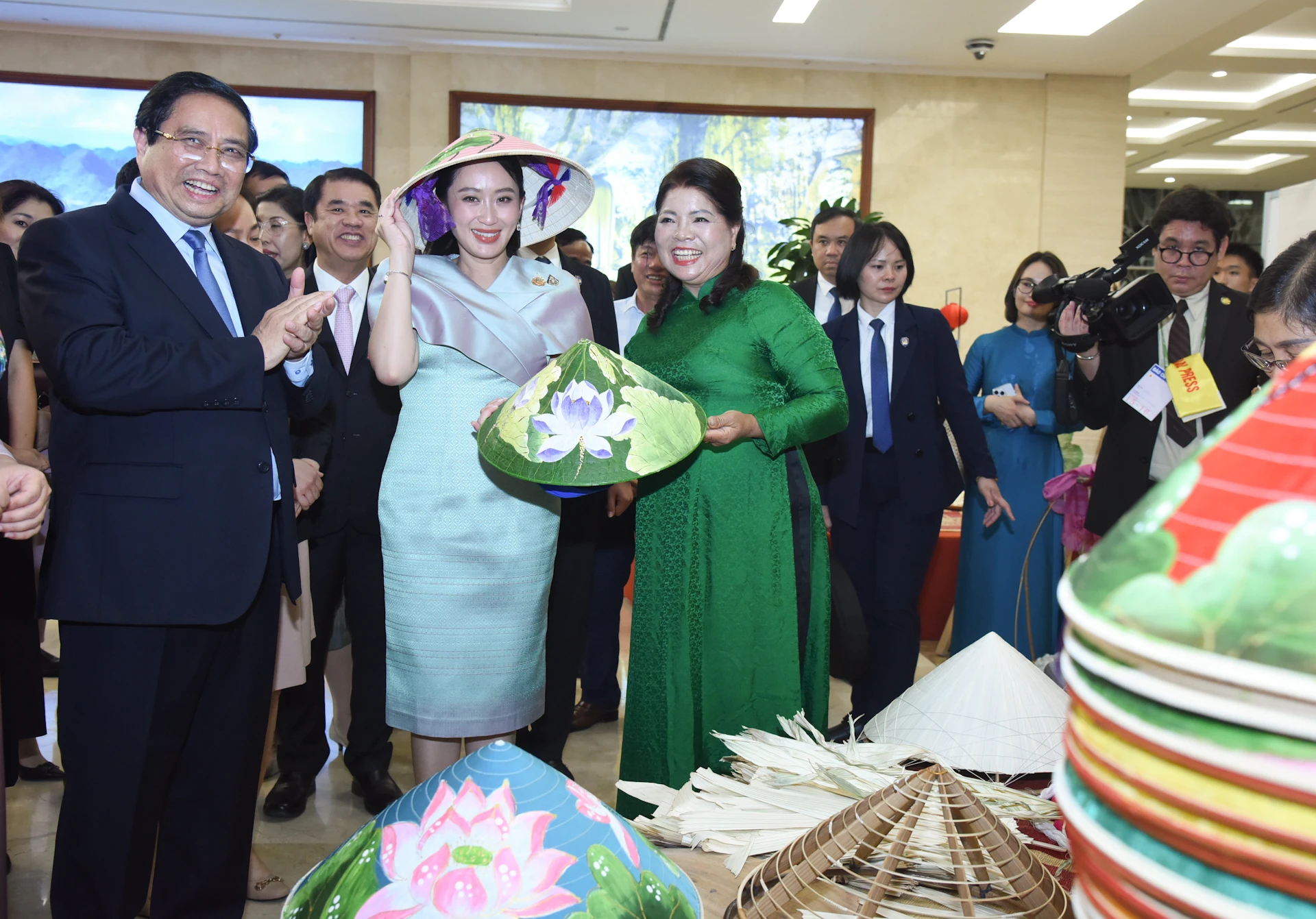 [Ảnh] Thủ tướng Việt Nam và Thái Lan tham quan Trưng bày các sản phẩm thủ công truyền thống ảnh 3