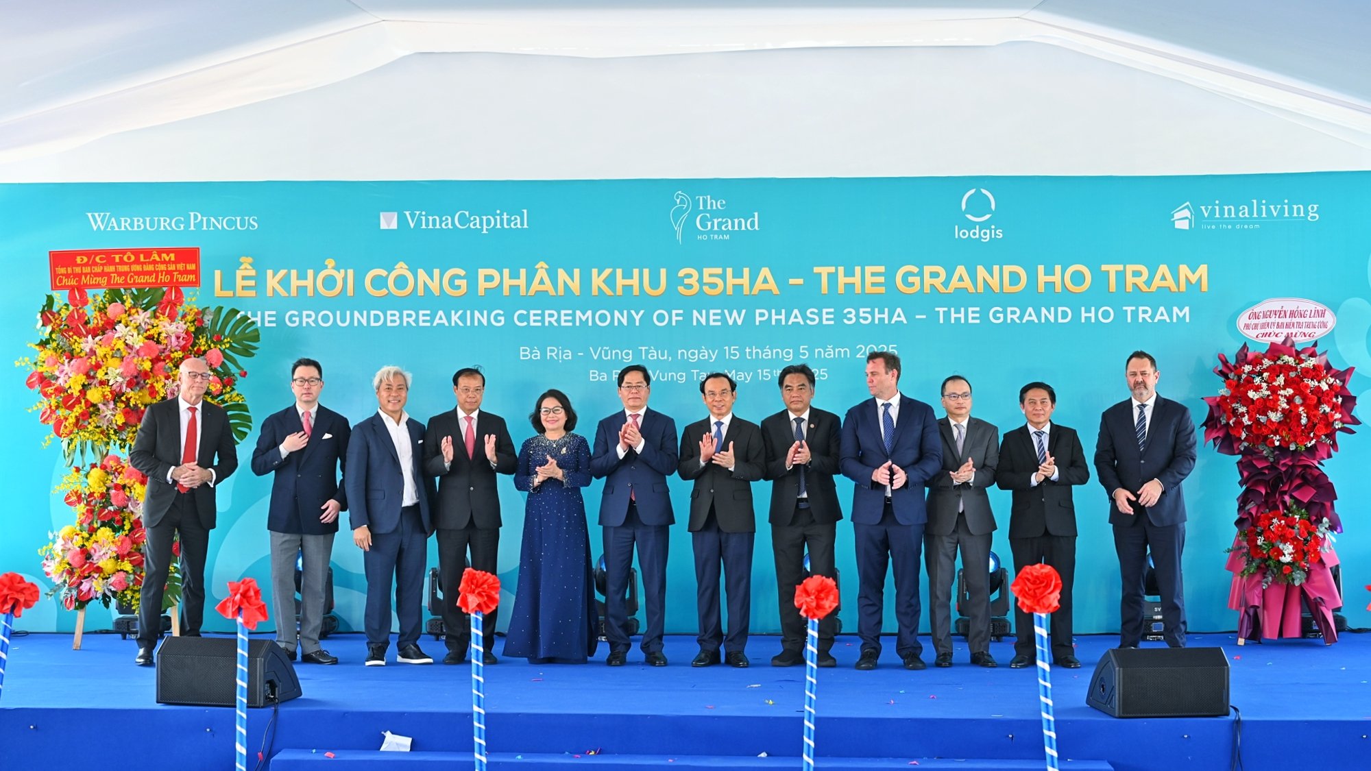 Các đại biểu chụp hình lưu niệm tại buổi lễ.