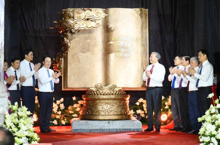 Tổng Bí thư Tô Lâm tặng tác phẩm 'Việt Nam - những trang sử vàng' cho Khu di tích Kim Liên - Ảnh 1.