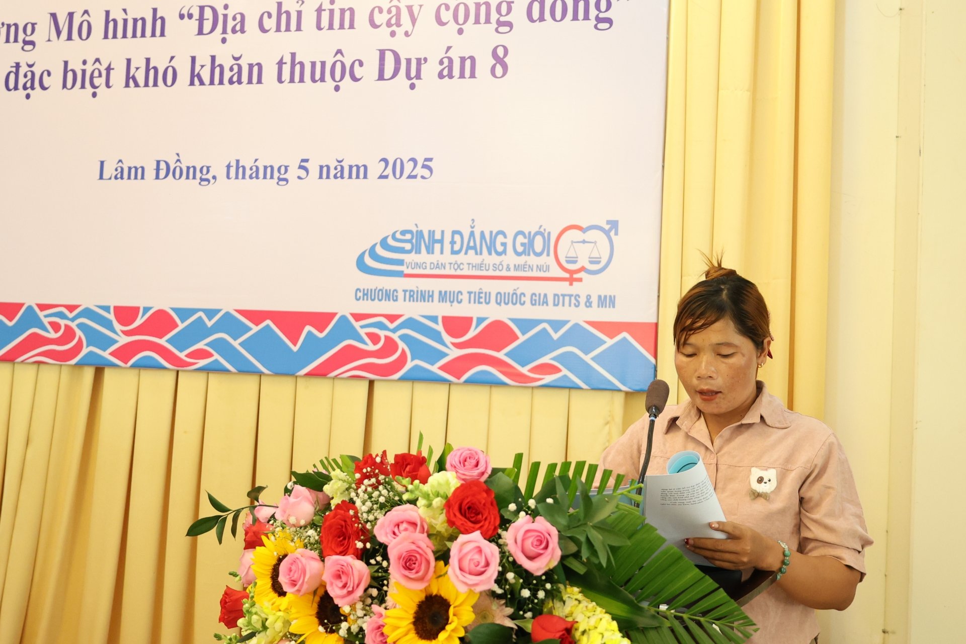  Đại diện Hội LHPN xã Liêng Srônh, huyện Đam Rông Công tác tuyên truyền và nâng cao nhận thức cộng đồng về 
Mô hình điểm “Địa chỉ tin cậy cộng đồng” 