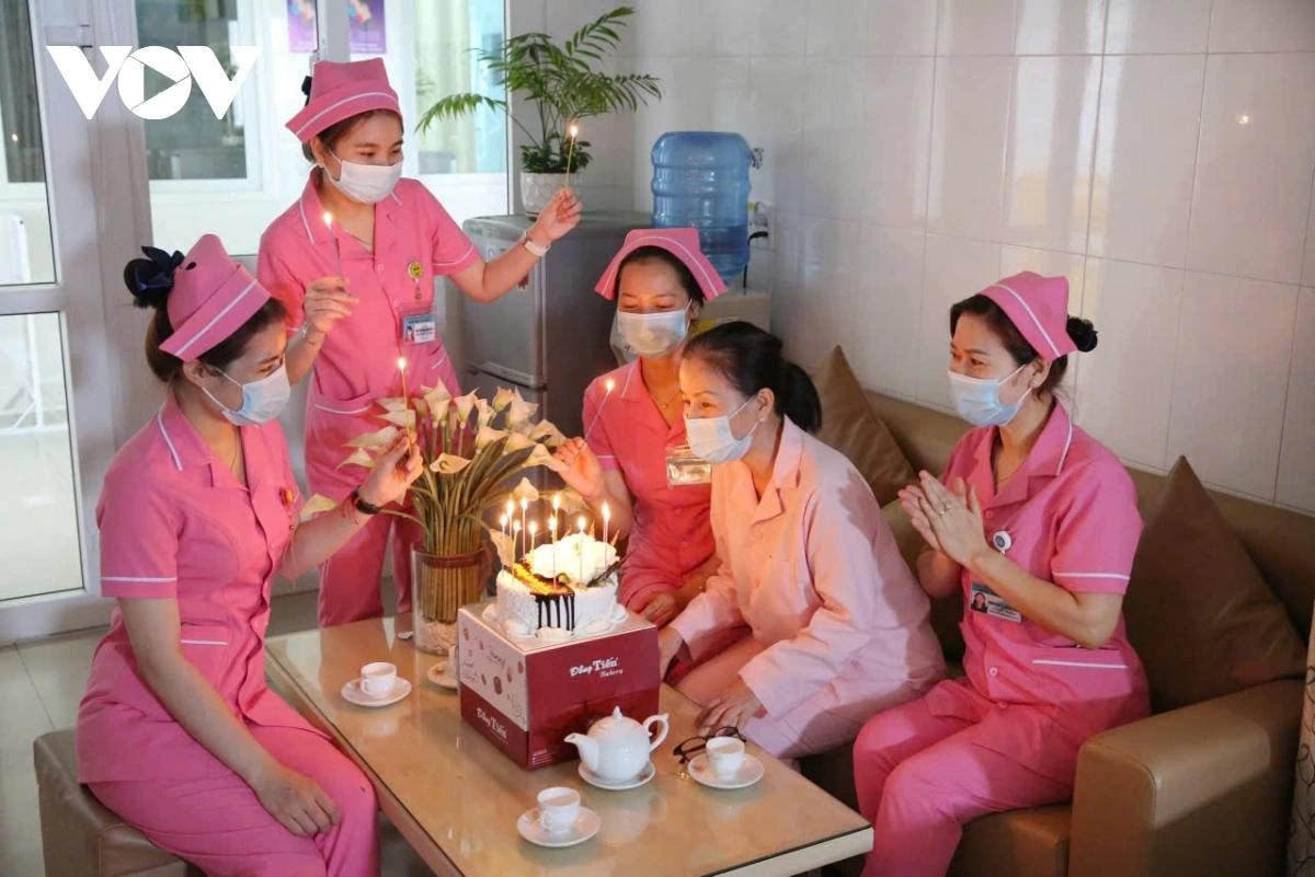 Tổ chức sinh nhật cho bệnh nhân là khách du lịch tại Bệnh viện Đà Nẵng