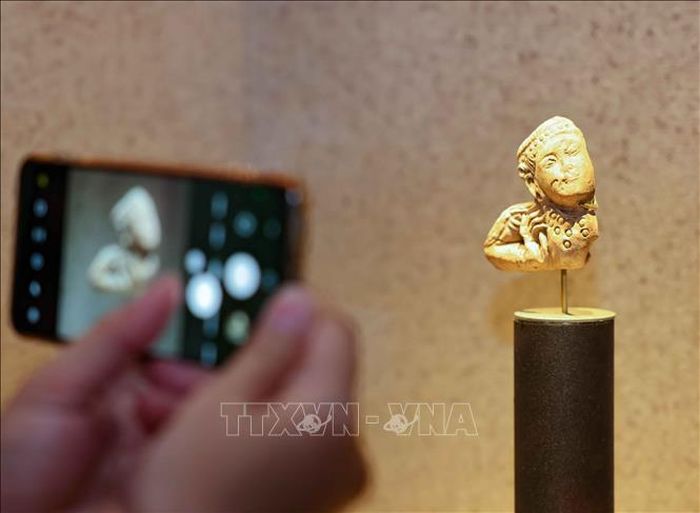 Works and artifacts on display. Photo: Thanh Tung/VNA