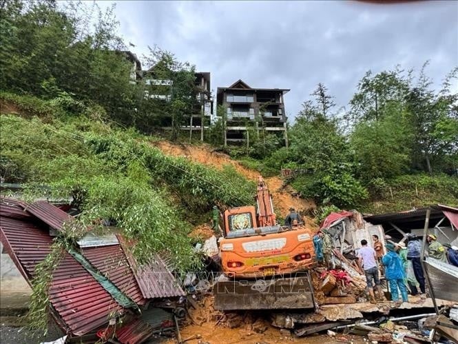 Hiện trường vụ sạt lở đất tại Phường Cầu Mây, thị xã Sa Pa (Lào Cai) sáng 15-5. Ảnh minh họa: TTXVN  