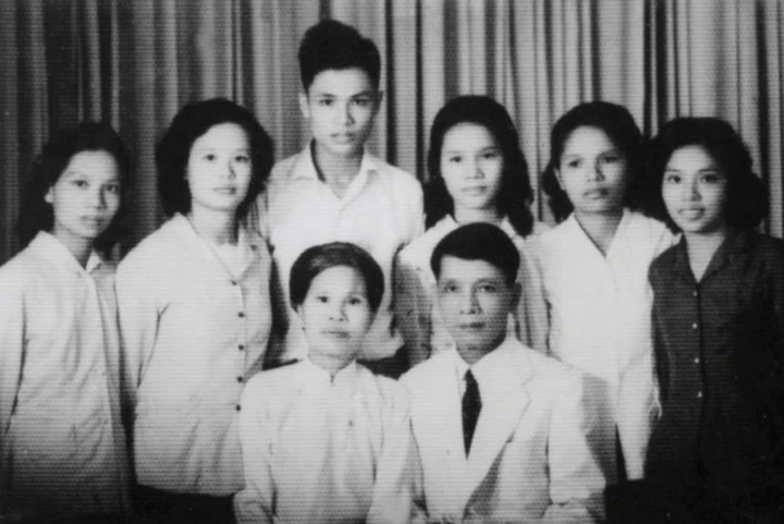 តើ​សាស្ត្រាចារ្យ​ណា​មាន​កូន​៦​នាក់​ជា​សាស្ត្រាចារ្យ​រង និង​កូនប្រសា​៣​នាក់​ជា​មេទ័ព​? - ១