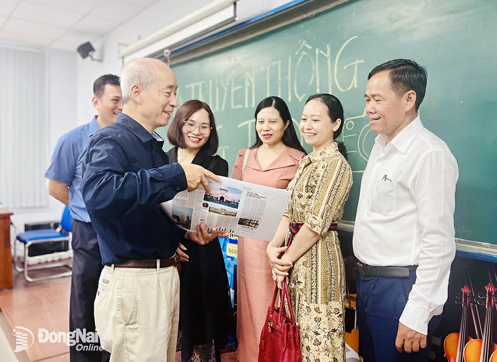 Đoàn công tác Báo Đồng Nai tham quan Phòng Thực hành tại Trường đại học Nguyễn Tất Thành. Ảnh: L.Viên