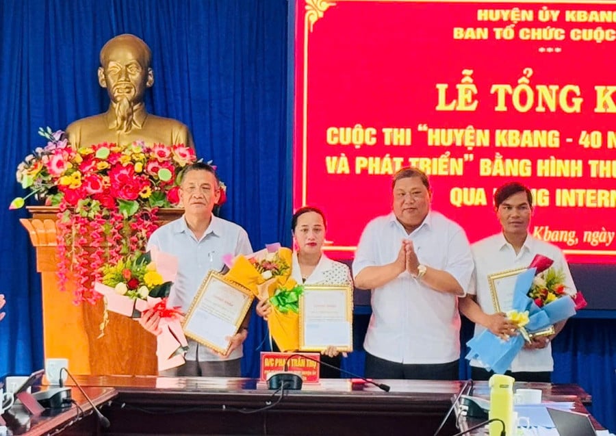 trao-giai-cho-3-tap-the-dat-thanh-tich-cao-tai-cuoc-thi.jpg
