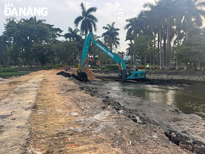កាលពីថ្ងៃទី 29 ខែមីនា បឹង Park កំពុងត្រូវបានជីក ធ្វើឱ្យកម្រិតទឹកនៅតំបន់ដែលលិចលង់ និងសម្ងួតភក់ មុនពេលដឹកជញ្ជូនវាទៅបោះចោលក្នុងរណ្តៅជ្រៅនៃកន្លែងយកថ្ម។  រូបថត៖ HOANG HIEP
