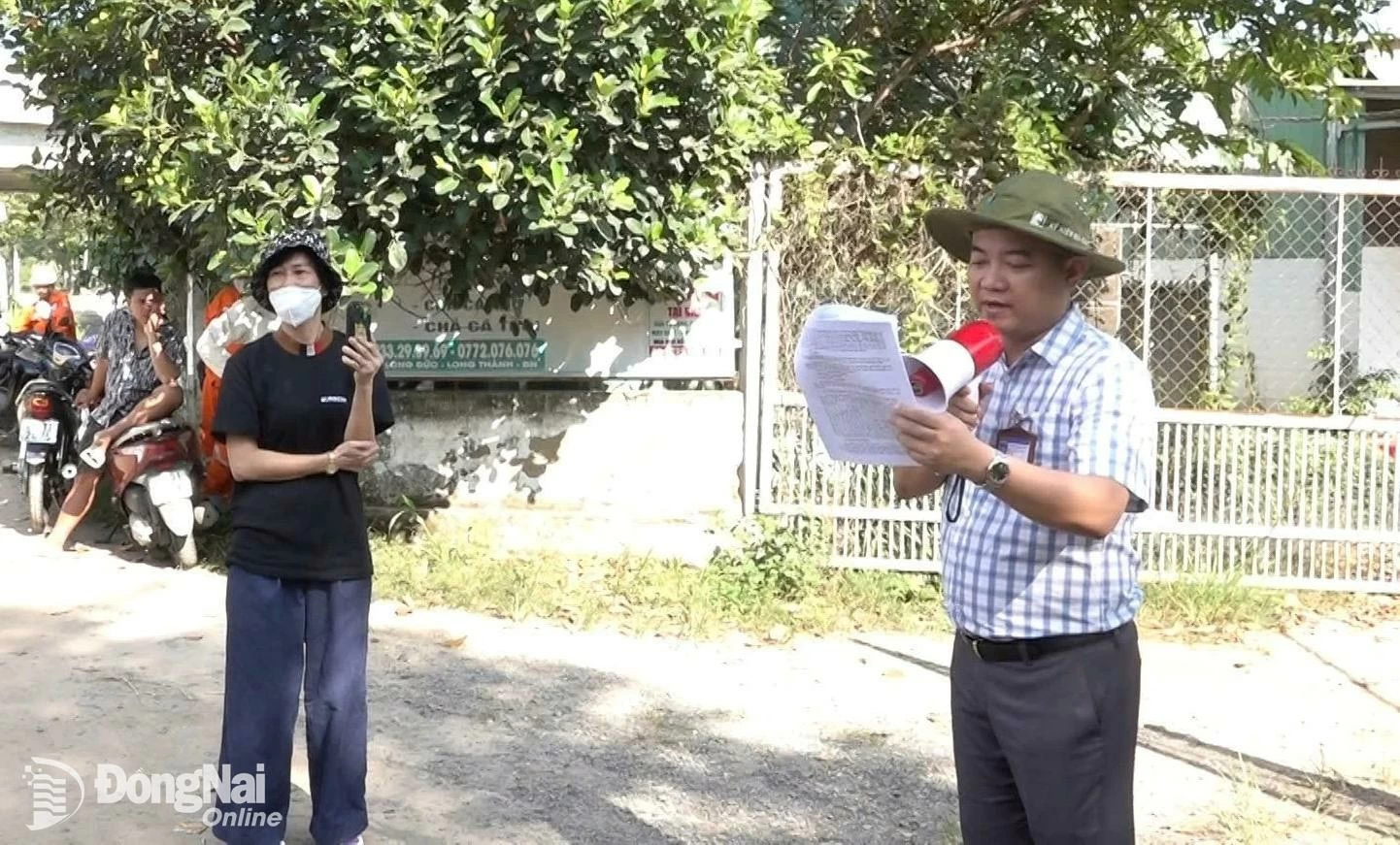 Ban cưỡng chế thu hồi đất dự án thành phần 1, thuộc Dự án Đường cao tốc Biên Hòa - Vũng Tàu của huyện Long Thành đọc thông báo trước khi thực hiện cưỡng chế. Ảnh: Huy Hoàng