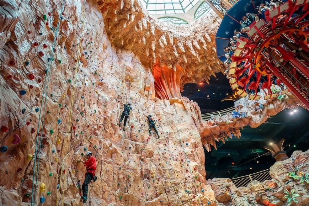 Trò chơi leo núi tại Fantasy Park (Sun World Ba Na Hills).