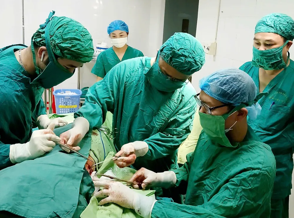 Các bác sĩ Khoa ngoại tổng hợp và Khoa chấn thương phẫu thuật cho bệnh nhân H.
