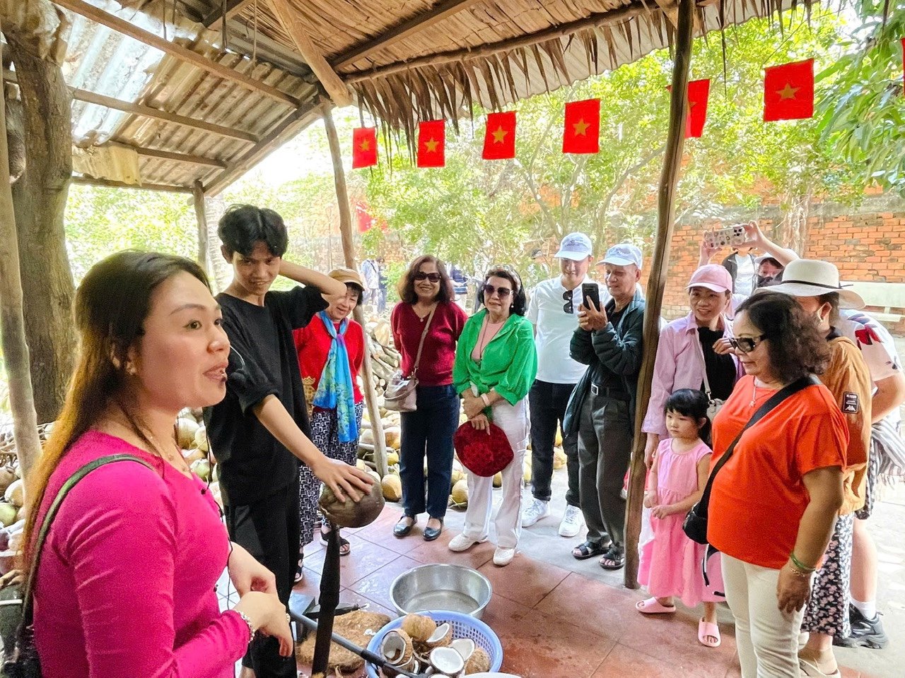 Du khách tham gia tour miền Tây do Vietravel tổ chức.
