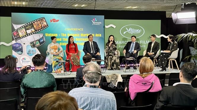 Tọa đàm bàn tròn trong khuôn khổ Hội thảo &quot;Việt Nam - Thị trường năng động châu Á và điểm đến mới cho các đoàn làm phim quốc tế&quot;.