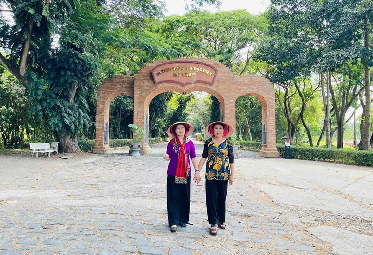 Cổng khu di tích Gò Tháp