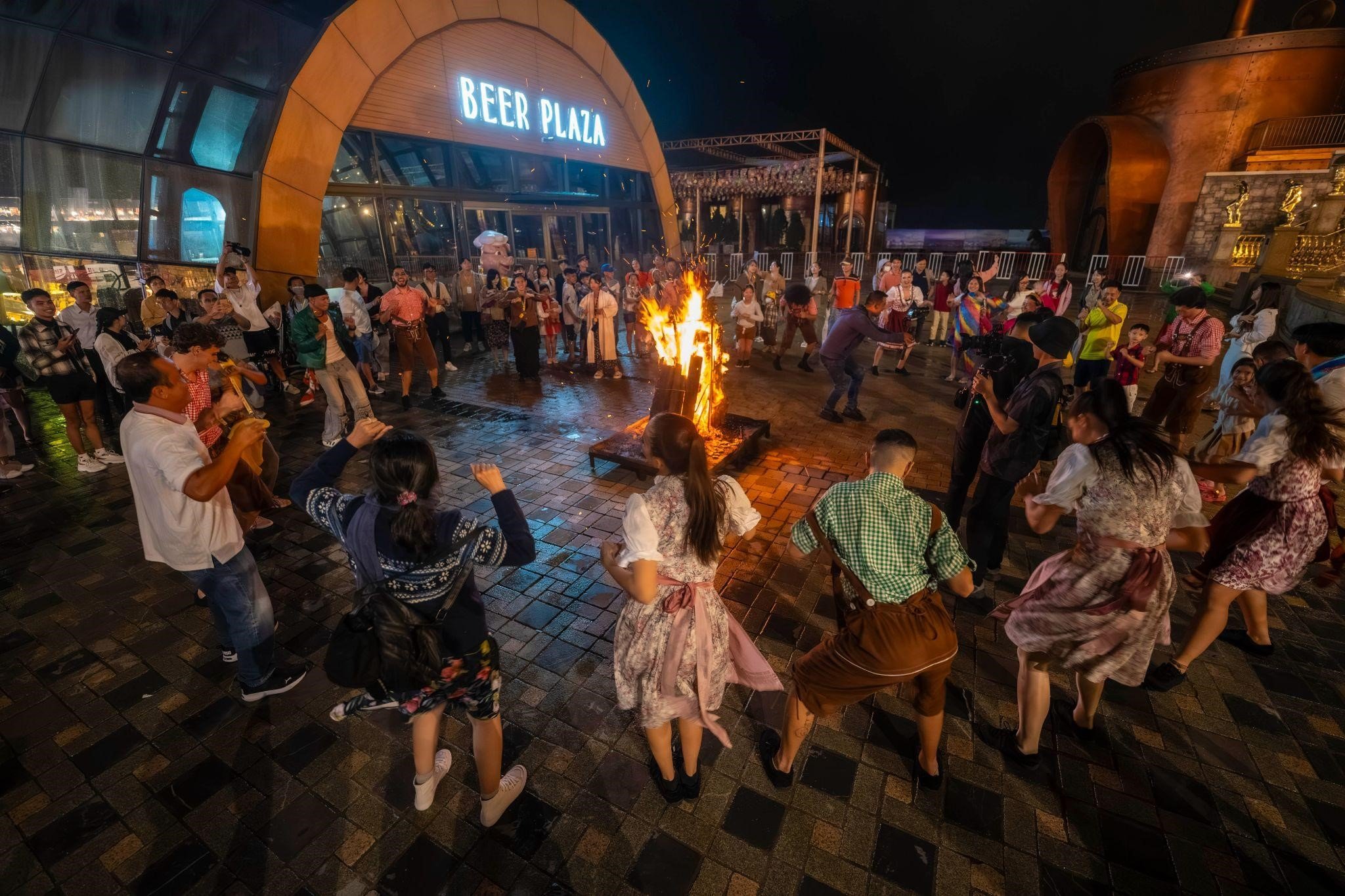 Vẻ đẹp Bà Nà về đêm đầy huyền ảo, lung linh.