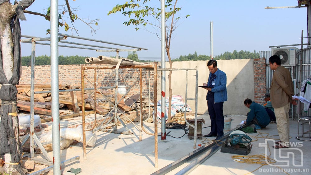 Cán bộ Đội Quản lý trật tự xây dựng và giao thông TP. Phổ Yên kiểm tra một công trình xây dựng của một hộ dân ở phường Ba Hàng.