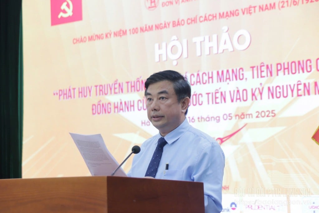 Lãnh đạo Báo Hànộimới báo cáo đề dẫn tại hội thảo