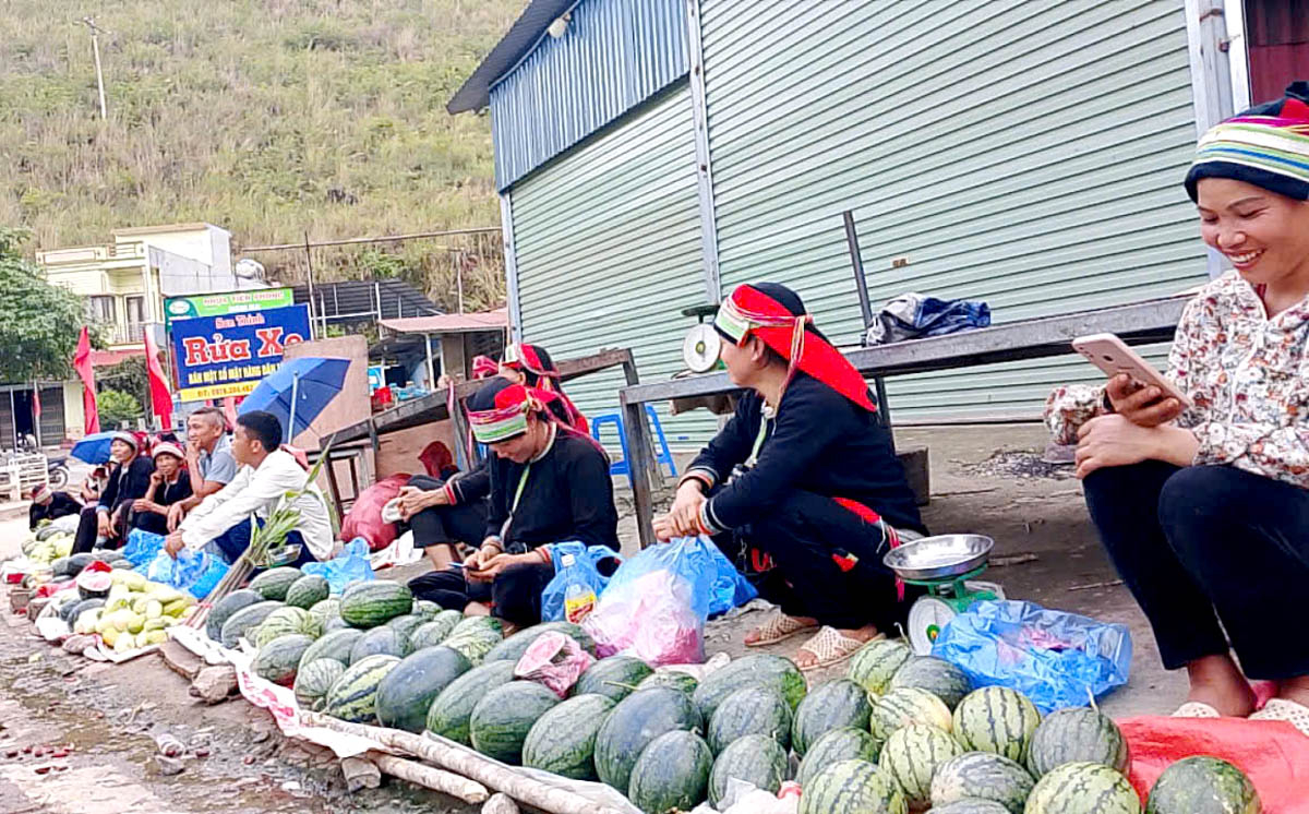 Bà con xã Mậu Duệ bán dưa tại khu vực chợ trung tâm.