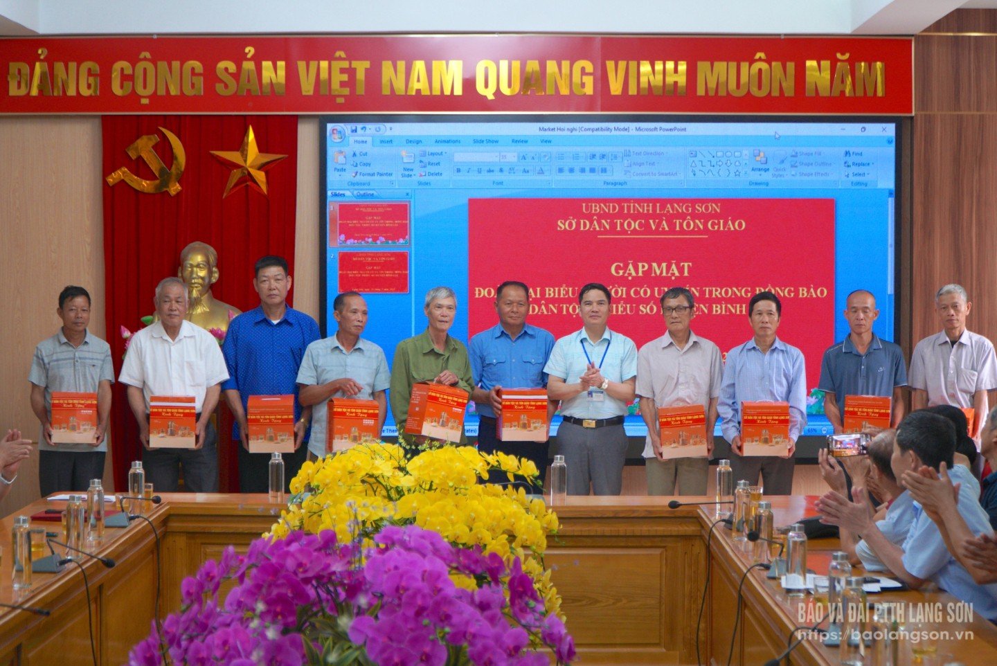  Lãnh đạo Sở Dân tộc và Tôn giáo đã tặng quà cho đại biểu người có uy tín trong đồng bào dân tộc thiểu số huyện Bình Gia