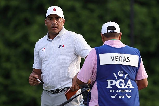 Từ cậu bé chơi golf bằng đá và cán chổi, Jhonattan Vegas giờ đang dẫn đầu PGA Championship ảnh 1
