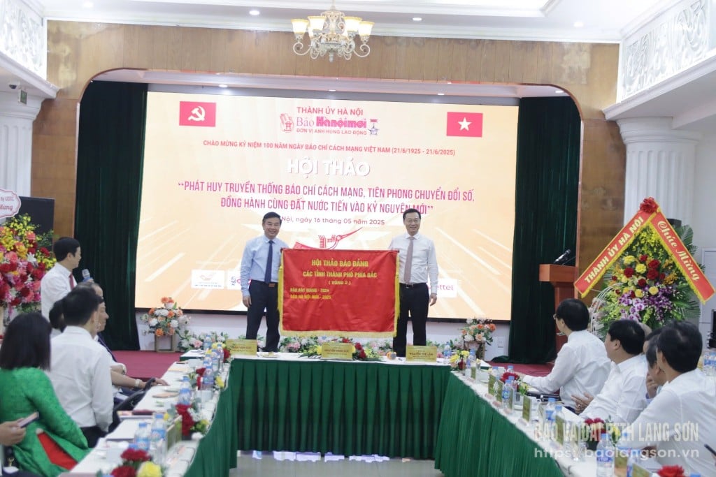 Lãnh đạo Báo Hànộimới trao cờ luân lưu cho Trung tâm Truyền thông Quảng Ninh
