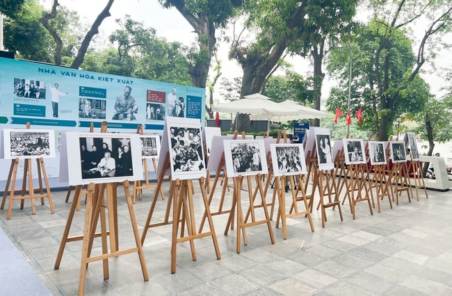 Trưng bày những hình ảnh quý giá về Chủ tịch Hồ Chí Minh qua triển lãm ảnh &quot;Rạng rỡ tên Người&quot; - Ảnh 4.