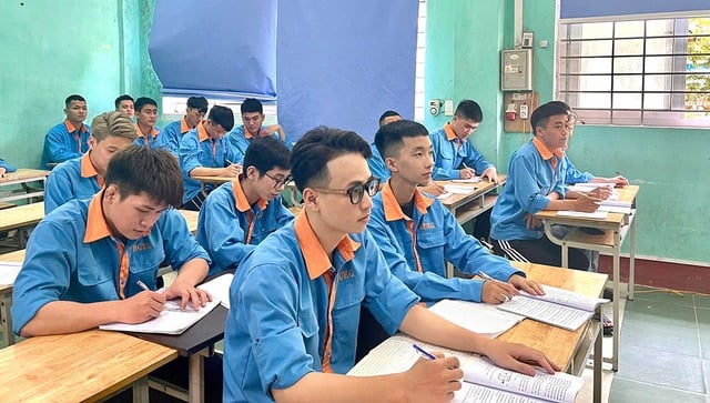 Bỏ khái niệm trường trung cấp chuyển sang trường trung học nghề bình đẳng với THPT - Ảnh 1.