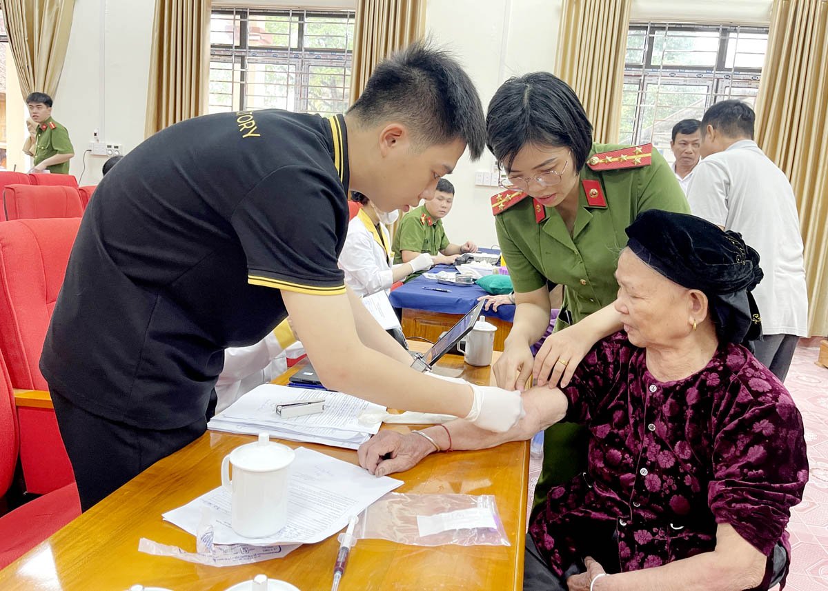 Tổ công tác thu nhận mẫu ADN cho thân nhân liệt sỹ tại huyện Bắc Quang.
