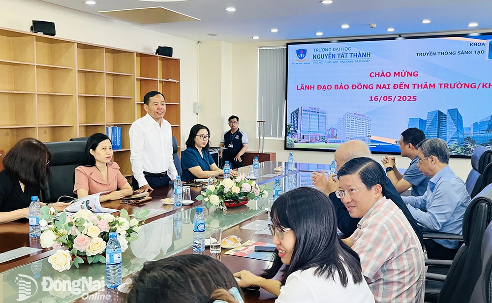 Phó tổng biên tập Báo Đồng Nai Đinh Kim Tuấn phát biểu tại buổi làm việc. Ảnh: L.Viên