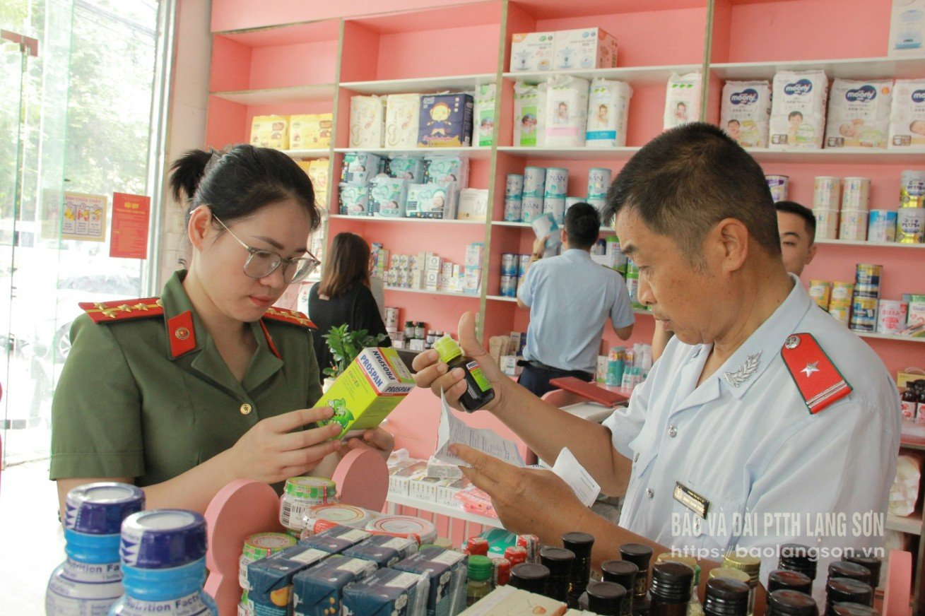 The interdisciplinary inspection team of the Department of Health inspected Silk Baby store - Mother and Baby World (Ly Thuong Kiet Street, Lang Son City)