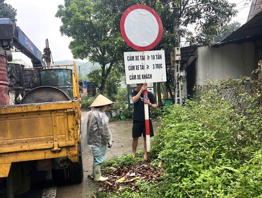 Việc tháo dỡ biển cấm từ 10 tấn, xe từ 3 trục và xe khách được đặt 2 đầu cầu cầu Tràn Km98+965 QL.70 thực hiện sáng 15/5. Ảnh: CTV.